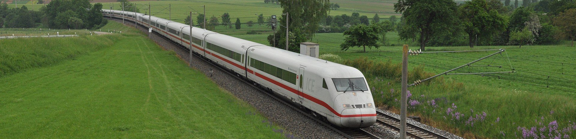 Dummybild: Hochgeschwindigkeitszug auf freier Strecke